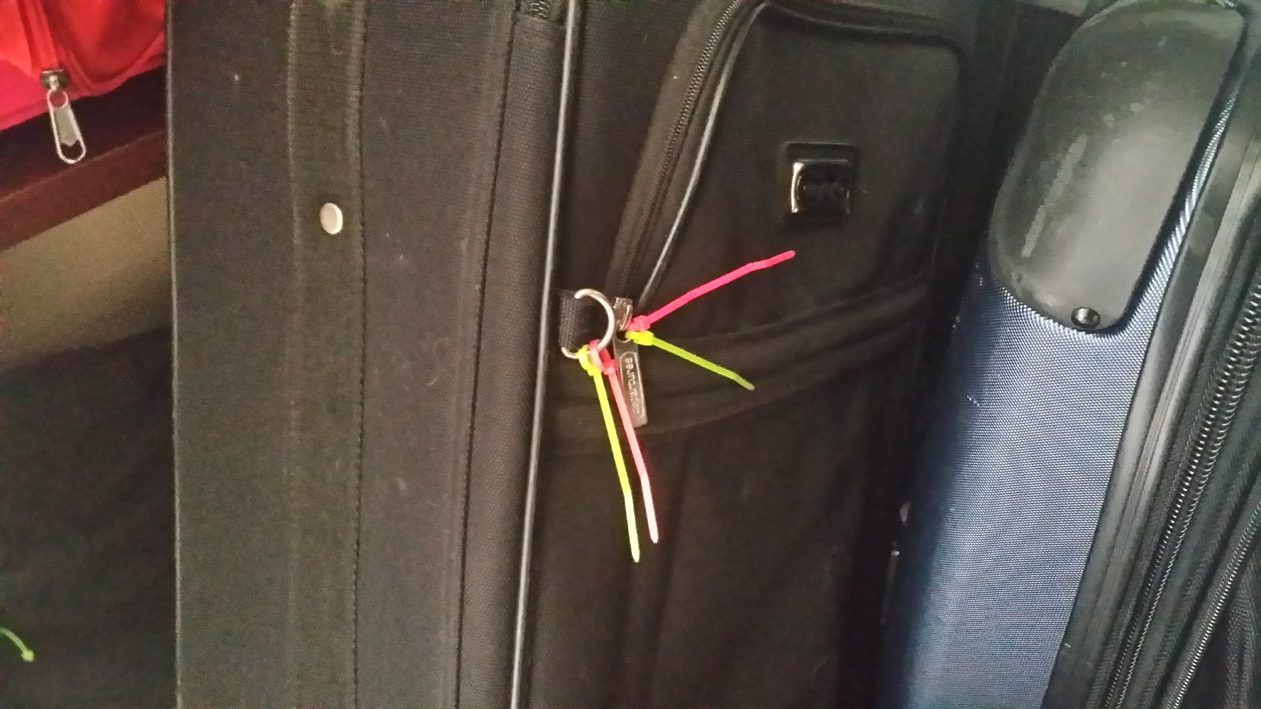 Identify your luggage with a colored cable tie